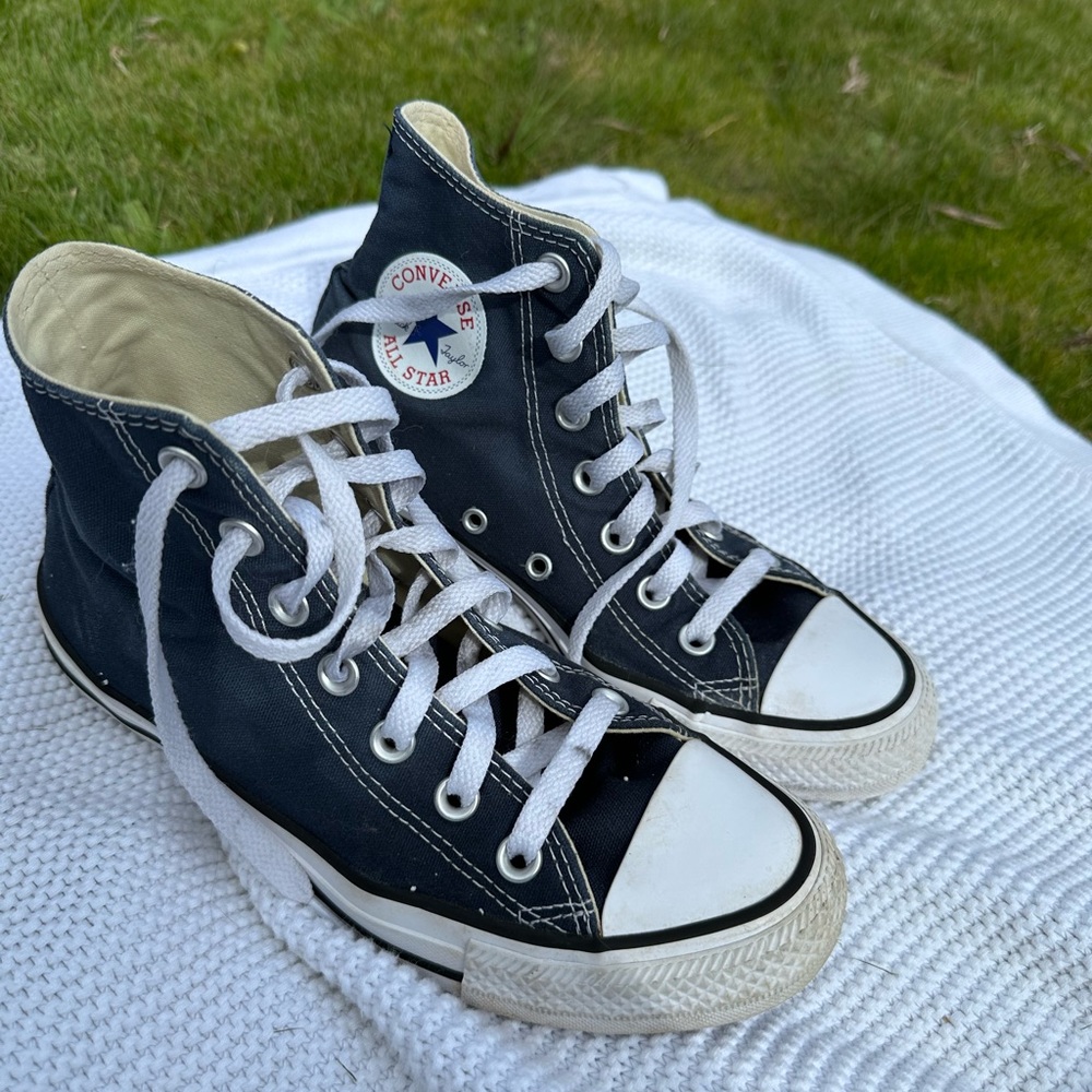 CONVERSE Navy high tops size 7 women’s
